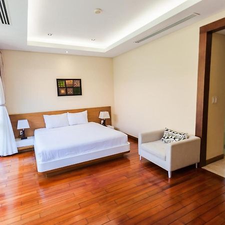 Deluxe Ocean Villa Along The Beach Danang Exterior photo