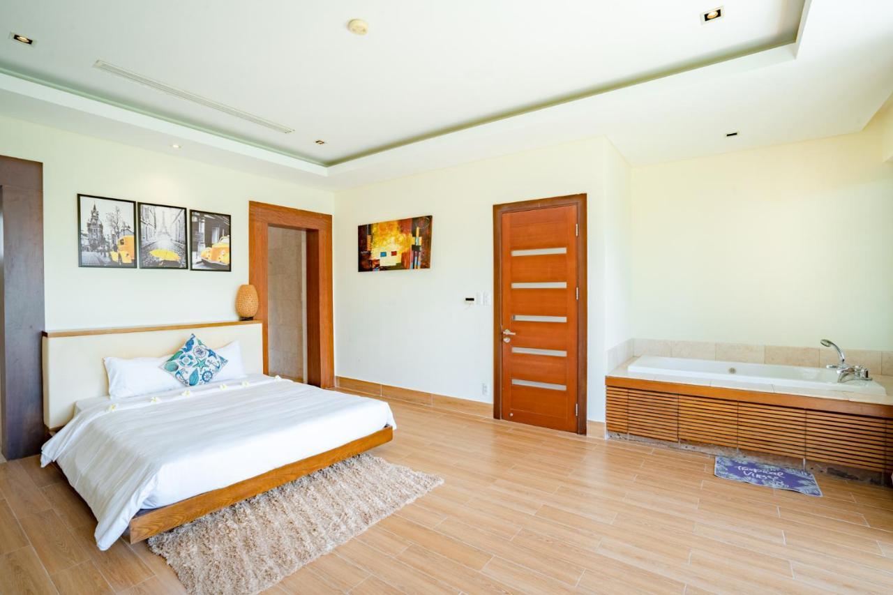 Deluxe Ocean Villa Along The Beach Danang Exterior photo