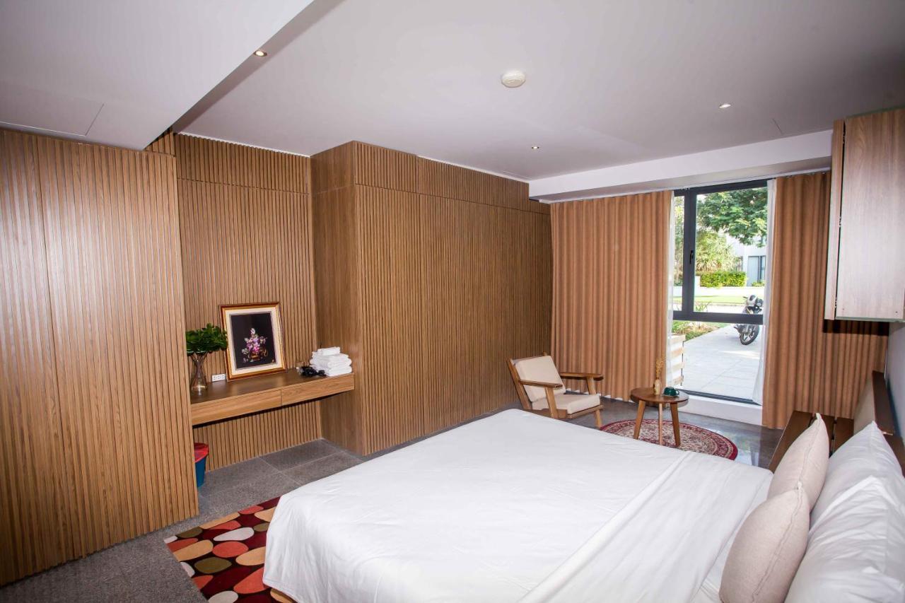 Deluxe Ocean Villa Along The Beach Danang Exterior photo