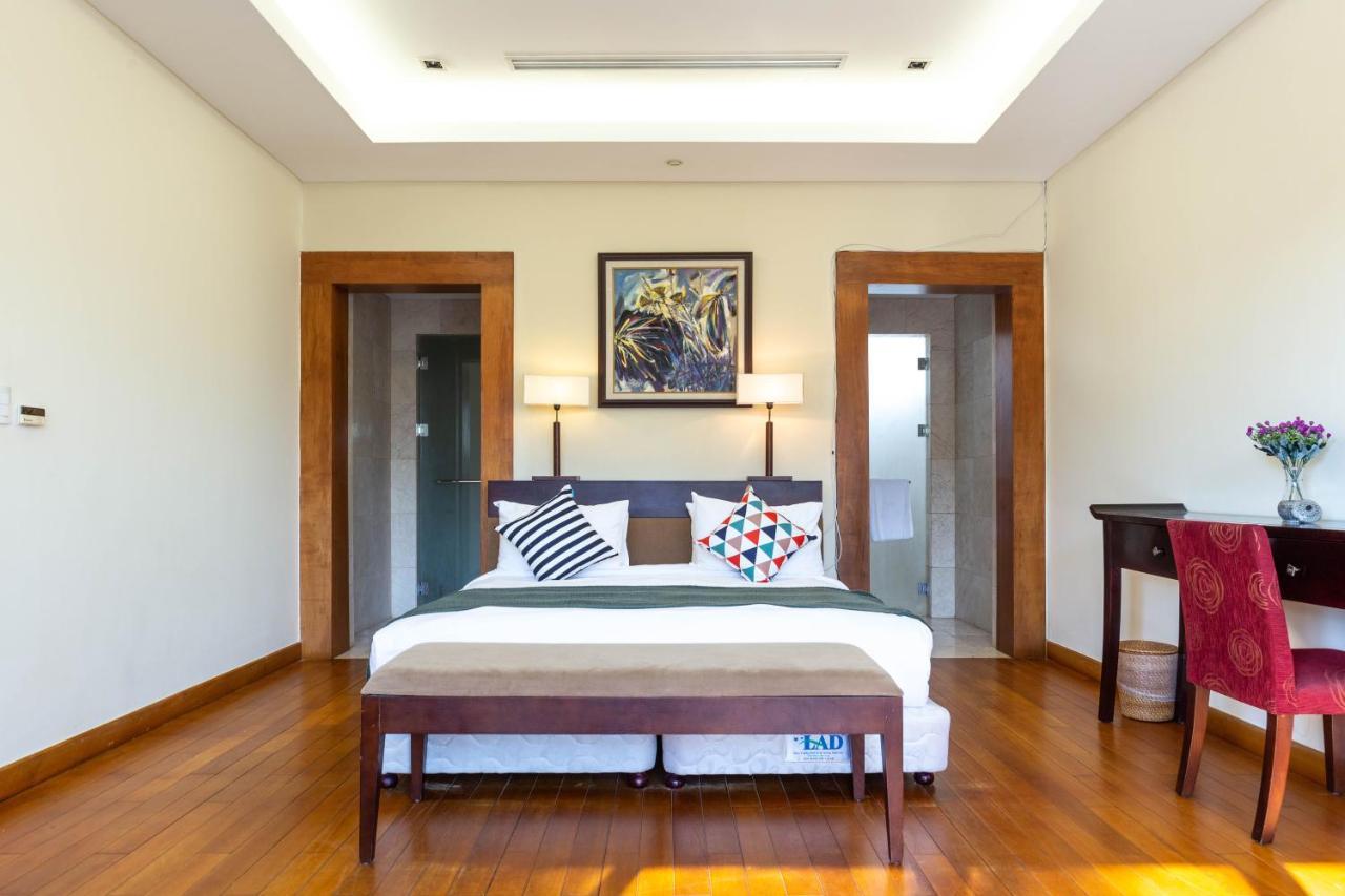 Deluxe Ocean Villa Along The Beach Danang Exterior photo