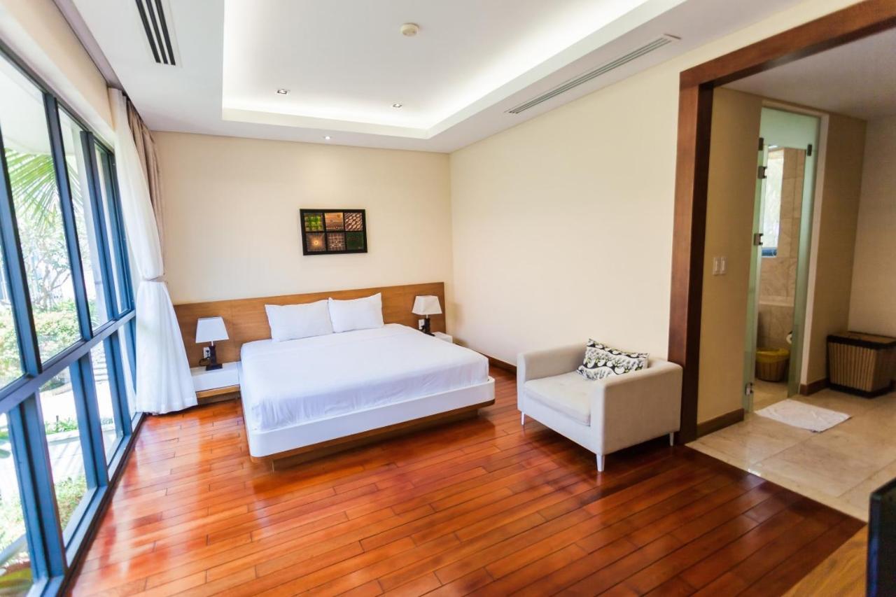 Deluxe Ocean Villa Along The Beach Danang Exterior photo